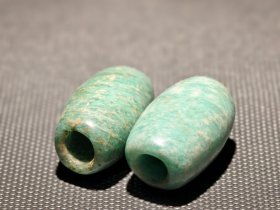 高古天河石勒子，品相完好，。皮壳光滑细腻，孔道水亮，包浆自然。