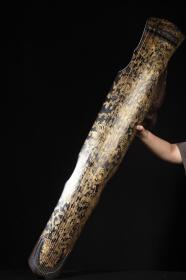 木胎大漆描真金九龙图七弦古琴
长120cm    宽18.5cm    高9cm
重2385克