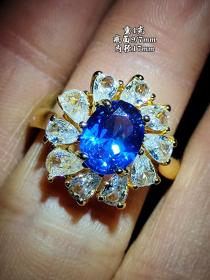 30_老凤祥镶嵌蓝宝石戒指。