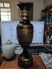 越南元首huzhiming当年在扬州工艺厂订制的红木雕花镏金插瓶，本来多做了一对的，在仓库里只找到了一只，体形硕大，存于楼上博古架0*4