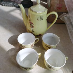 567瓷，黄釉茶壶和四个茶杯，贴花
