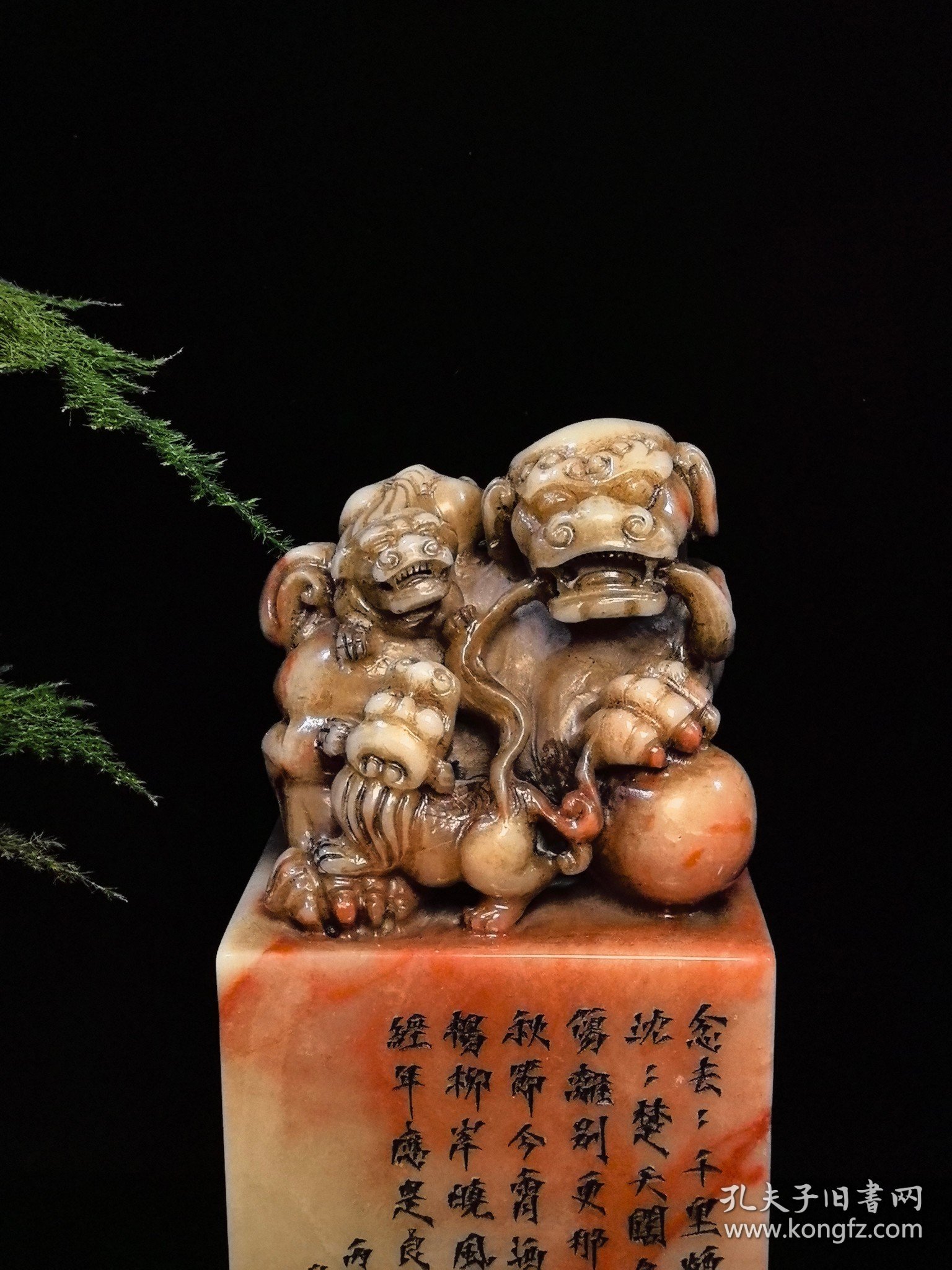 回流珍品，寿山石云锦芙蓉印章摆件 大清著名雕刻家【吴昌硕】之藏品 取材上乘寿山云锦芙蓉石，色泽鲜艳饱满，机理细腻油润，质地纯净透通，工艺精湛一流，瑞兽威武霸气，栩栩如生，天然红色石纹如祥云般围绕石身，美轮美奂，包浆醇厚自然，属实收藏观赏珍品 【品名】天降祥瑞 【尺寸】高20×宽10 【重量】3500克