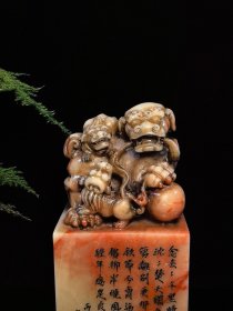 回流珍品，寿山石云锦芙蓉印章摆件 大清著名雕刻家【吴昌硕】之藏品 取材上乘寿山云锦芙蓉石，色泽鲜艳饱满，机理细腻油润，质地纯净透通，工艺精湛一流，瑞兽威武霸气，栩栩如生，天然红色石纹如祥云般围绕石身，美轮美奂，包浆醇厚自然，属实收藏观赏珍品 【品名】天降祥瑞 【尺寸】高20×宽10 【重量】3500克