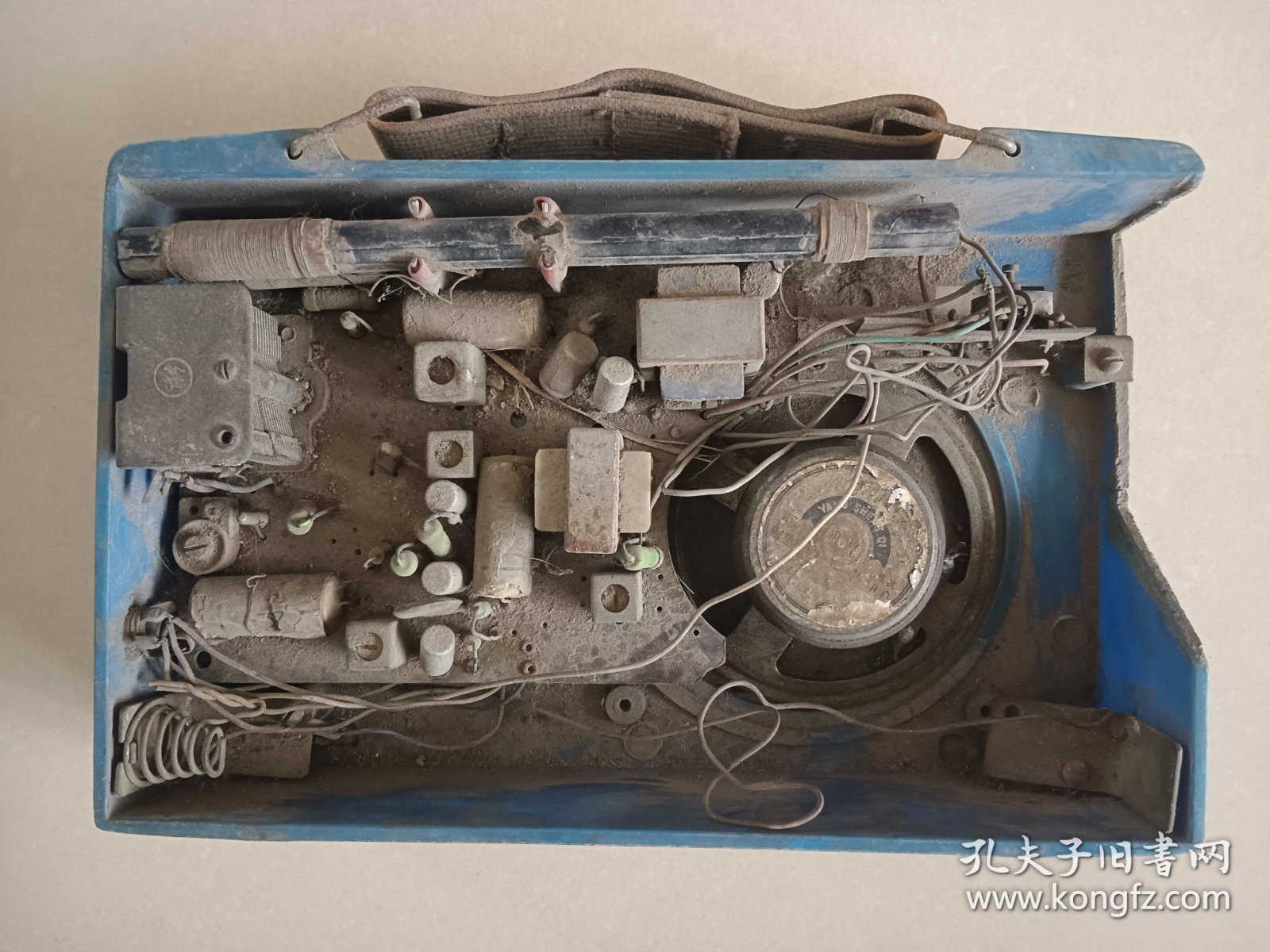 前哨牌为人民服务老收音机 缺后盖子喇叭应该是后配 没有固定，（一线在老维修师傅收来的）摆件道具收藏使用