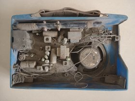 前哨牌为人民服务老收音机 缺后盖子喇叭应该是后配 没有固定,(一线在老维修师傅收来的)摆件道具收藏使用