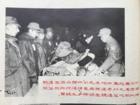 32. 时事画片第三册，1946年5月22日八开一张，《日本军赴集中点前中国兵彻查帝国者行李禁品》《检查行李并充公违禁品》