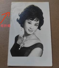 60年代香港邵氏红星银盐老照片 女明星 邵氏制片厂赠送 有折痕，见图片