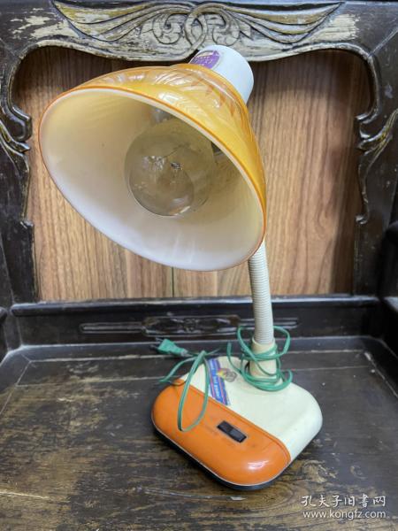 旧物80年代月星牌黄色塑料灯罩老台灯（吉利灯）
尺寸：高低可以调节的，灯罩直径15cm  底部15*13.5cm
⚠️可以正常使用