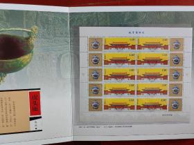 2015《盛世收藏故宫博物院》特种邮票版票册：内有如图《故宫博物院》，2003-26《东周青铜器》，2000-25《中国古钟》，2006-18《金银器》，2012-21《和田玉》，T149《彩陶》T166《景镇瓷器》，1999-2《汉画像》，J142《中国艺术节》，2013-14《金铜佛造像》，115元/本。