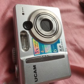老数码相机，品像如图手机实拍，不保证能正常使用的，当配件摆件，售后不退 ，