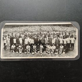1973年 中日排球比赛赛前全体裁判员工作人员运动员与周总理合影