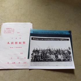 1970年湖北省地质局第三地质队首届活学活用毛泽东思想《双代会》代表合影。带底片原包装袋