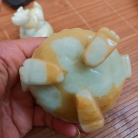 和田玉三足玉炉一只重286克放漏出玉质非常油润细腻刀划不动