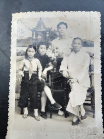 1950年代《老照片》孙女自豪的是红领巾少先队员（全家福）