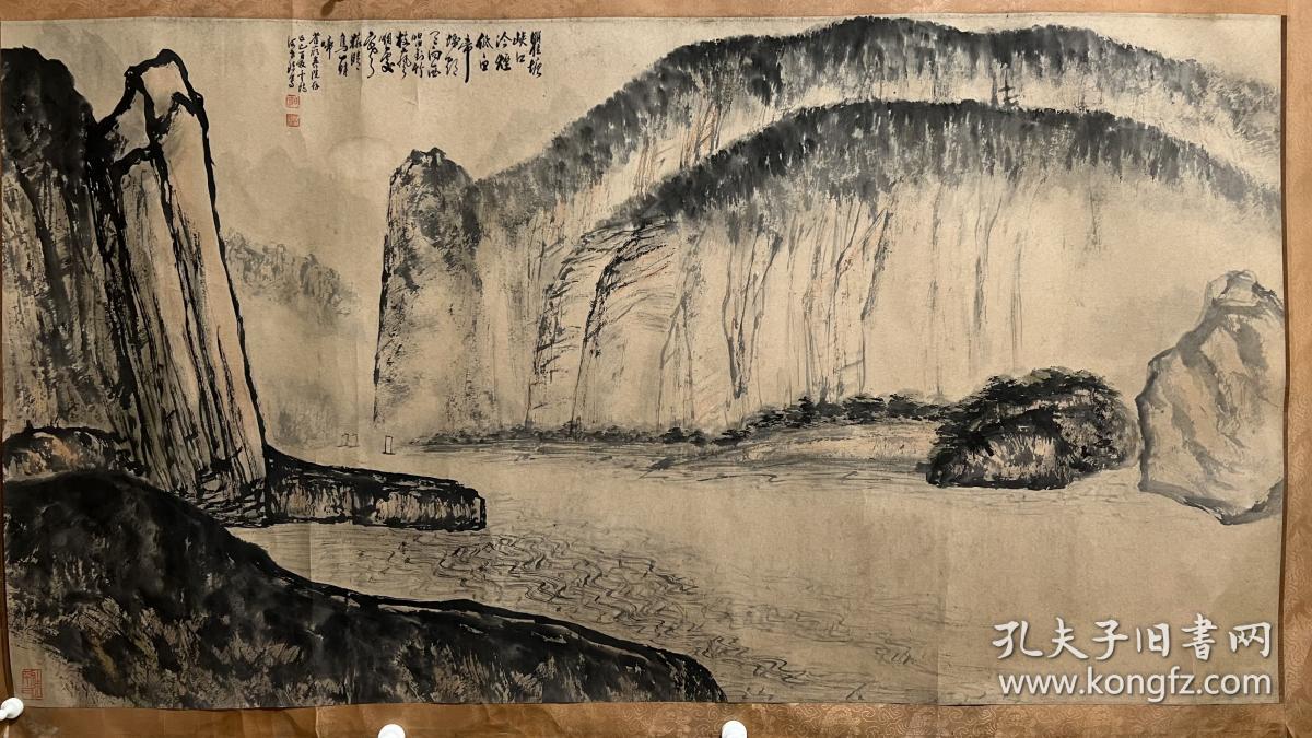 何世珍 著名画家四尺整纸山水  四川博物院副院长，何世珍先生山水作品，1989年所作。原装原裱，保真，请勿乱还价。
 装裱形式：手工传统横幅装裱
尺寸：四尺整纸
款识：瞿塘峡口冷烟低，白帝城头月向西。
唱到竹枝声咽处，寒猿晴鸟一时啼。省疗养院存，己巳年（1989年）夏云阳何世珍写。
 钤印：白涛（朱文）何世珍印

       作者简介：何世珍 1926年生，任四川省博物馆副馆长,