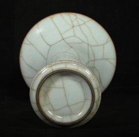 回流瓷宋官窑花觚，高16.3×11厘米