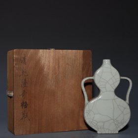 旧藏清乾隆哥釉葫芦瓶高度21cm，口径2cm，肚径15cm.底径6cm。