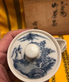 清·九谷青花山水宝瓶套茶具套原盒 画工精湛 锈斑发色 器形优美 瓷质莹润 画工发色都非常好,自己比较喜欢的一套茶具。全品未使用过,原盒都在。