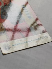 邱清云，照片一张。香港丽风唱片有限公司基本红歌星。（Tsinyun Hiu，1947年3月17日-2006年7月22日），原名邱武来，马来西亚籍华裔客家语流行歌手，生于1947年，演唱客家语歌曲，影响甚广，被誉为“客家歌王”。专辑有：《新潮客家流行歌曲》等；代表作有：《阿婆买咸菜》、《口水多过茶》等。