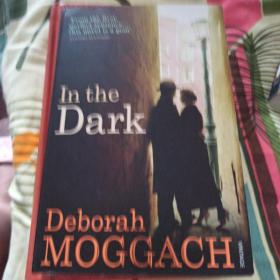 In The Dark by Deborah Moggach在黑暗中