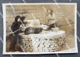 抗战时期 保定农村地区推碾拉磨的三名小姑娘 原版老照片一枚
