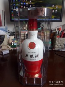 五粮液（1618）浓香型白酒酒瓶，有外罩有外包装套