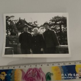 著名作家草明和地方文联同志合影