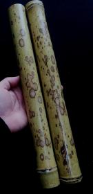 长尺寸梅鹿竹筒一对，尺寸:35.5x3.8cm。