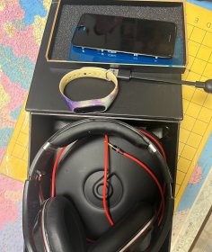 B Monster耳机，  小米2手环带充电器，很少用一直贴膜，iphonex原装屏幕（不知道什么原因不亮，触屏有感觉）有能力自己维修。
三件打包一起出。单买不要问了。
