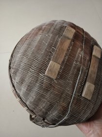 手工藤编小篓 有铁丝固定 其他边沿局部有缺断见图十箭头处