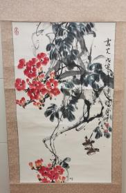 著名花鸟画家 :田瑞先生 手绘巜霞光》精品，立轴，立轴尺寸:高180cm，宽60cm。画芯高83cm，宽50cm。“霞光”戊寅年夏月田瑞写。田瑞先生(1942年生一):中国美术家协会会员; 山东美协理事，德州学院美术系教授，1963年毕业于山东艺术专科学校国画系，在校师从于希宁、张鹤云教授，后又求师于李苦禅、王雪涛、孙其峰等大师，作品多次被日本、法国、美国等多国友人收藏，多次参展国家级美展并获奖。