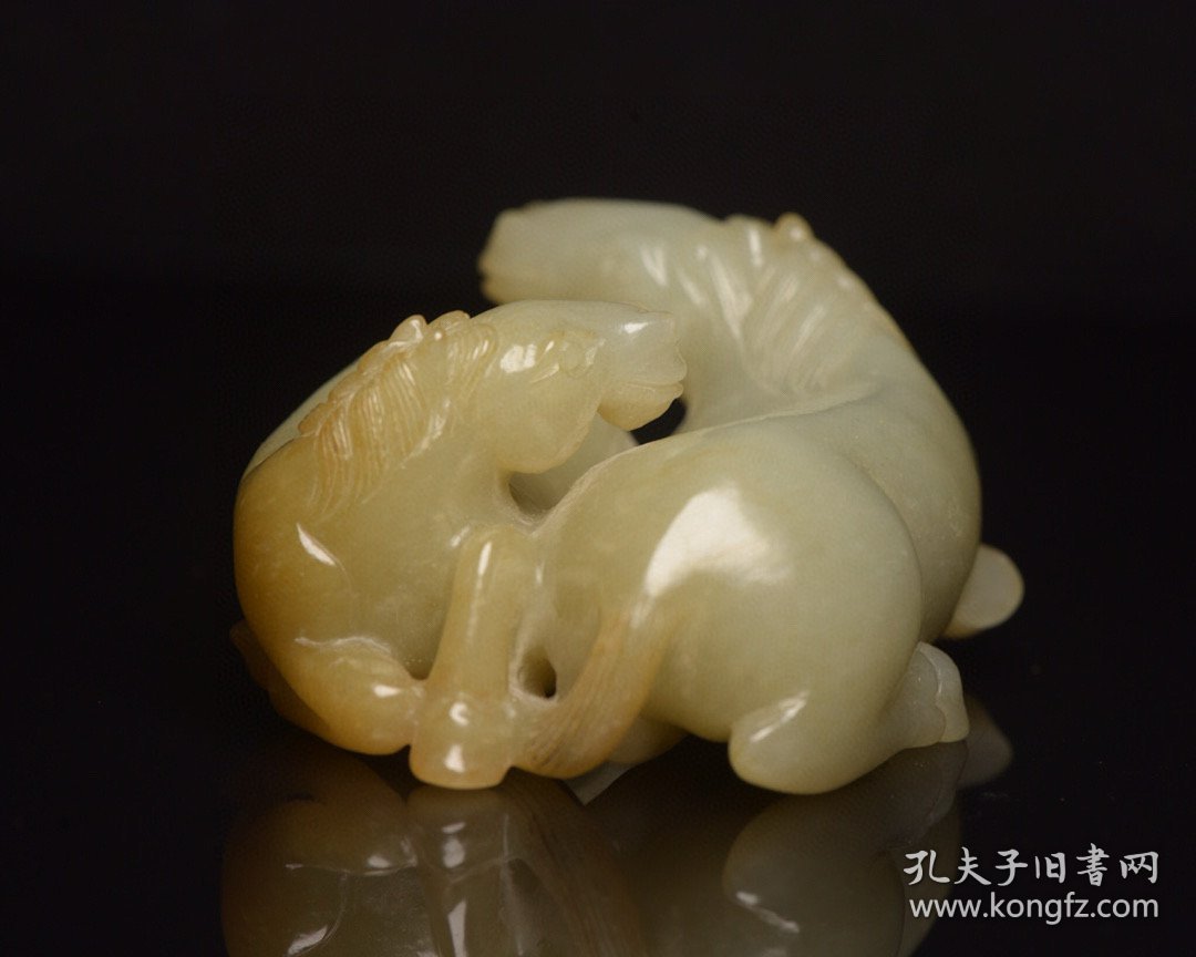 和田玉双马      
规格: 8.1×6.3×3.6厘米，重 226克。