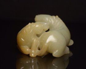 和田玉双马      
规格: 8.1×6.3×3.6厘米，重 226克。