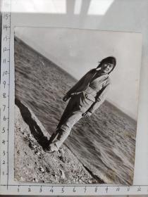 60年代粗辫马尾美女滇池边照片