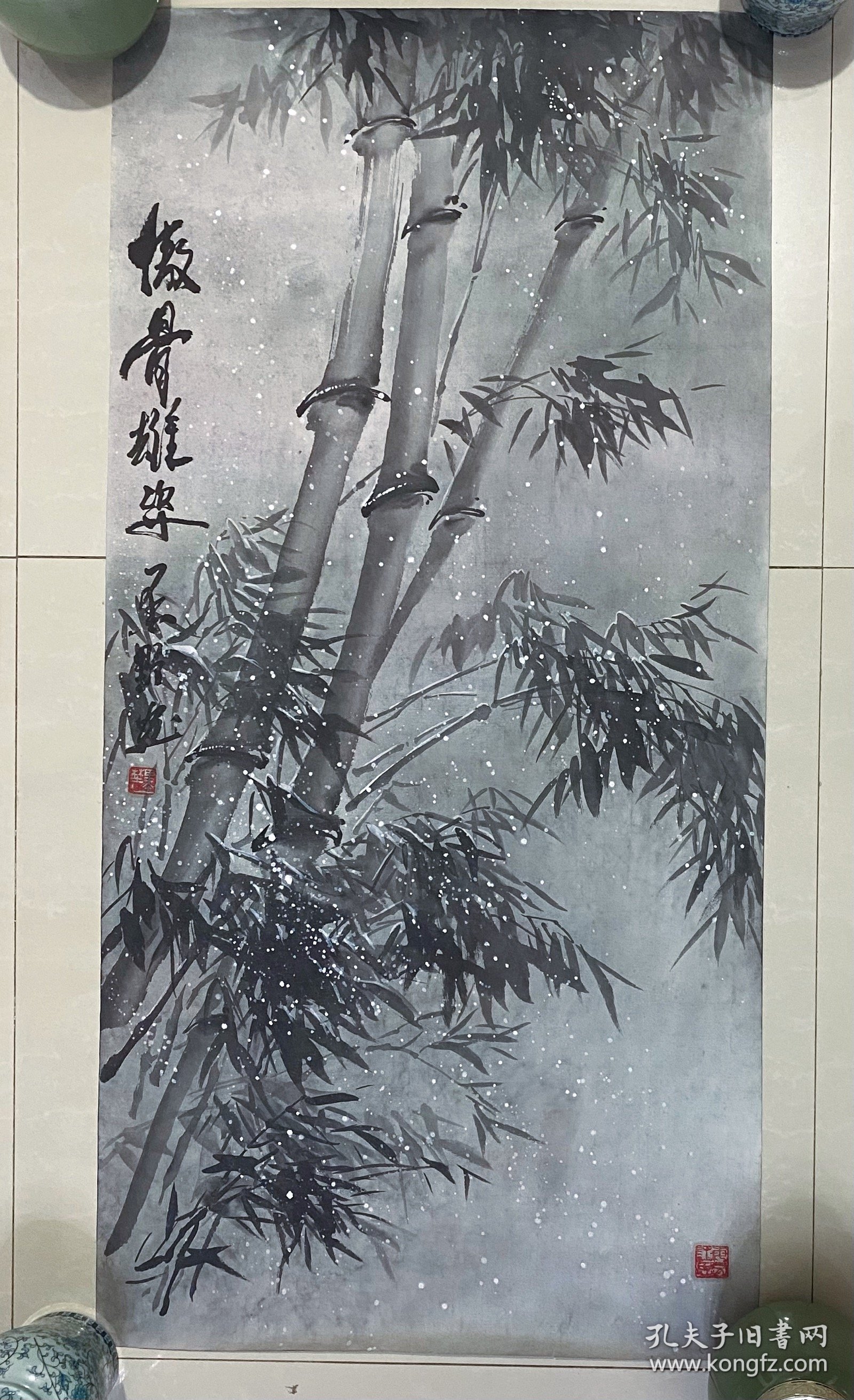 竹子，墨竹，傲骨雄姿，写意画法，泼墨晕染，真人真迹纯手绘作品，河北省美协郭亚军老师的原创大作，本人承诺假一赔万，支持第三方鉴定。老师的竹子创作很有意境，看整体构图，画的很灵动，惟妙惟肖。尺寸：1米×50公分的，三尺整张的，家里客厅，中堂，卧室，书房，茶室，玄关都可悬挂！竹子挂在家里，具有节节高之意。