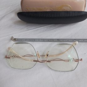 近视眼镜1付（很特别，送眼镜盒！约四五百度，不确定，介意勿拍）
