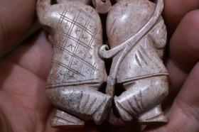 回流 舊藏和田玉“和合二仙” 藏品规格;长5.7公分 宽1公分 高5.9公分 重51克 .藏品介绍:火烧玉质,莹润起光,包浆浑厚,镂空透雕,和合二仙,双面刻工,手持宝盒,眉开眼笑,米字纹理,收藏俱佳。