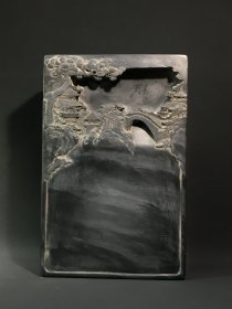 旧藏老坑眉纹歙砚 暮色江南，上乘石料，端方厚重，天然虎斑纹形成独特，匠师施以树木、拱桥、木屋等，宛如烟雨江南，水墨画卷，石品珍贵，雕刻精美，砚背铭文峻挺，刀工遒劲，包浆浑厚，款：曾国藩。收藏赏用珍品。 尺寸：30/19.5/7cm。重10.3公斤。