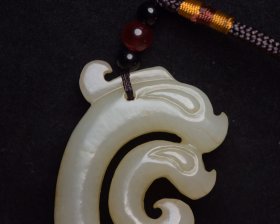 和田玉猪龙 规格： 6.0×3.9×1.1厘米，重 44克 密度高，沁色自然，油性十足，雕工精细考究，寓意好，玉质细腻温润，收藏精品！