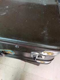 老皮龙凤牌大手提箱77*55*23厘米的，重
.如图