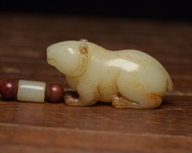 和田玉熊 规格: 6.7×2.6×1.6厘米，重 40克。 玉质温润细腻，沁色自然，刀功老道，皮壳包浆一流，雕刻生动，线条流畅，品相完美！