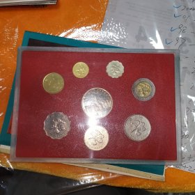 迎接九七香港回归祖国纪念章共八枚 套纪念品由一枚纪念章和七枚香港钱币组成。 纪念章铜制镀银，直径33毫米，正面为香港标志性建筑中银大厦，背面为香港特别行政区区徽。 七枚流通硬币面值分别为：10元、5元、2元、1元、50毫、20毫、10毫。