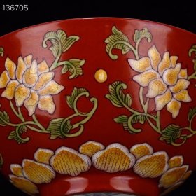 清康熙红底珐琅彩花卉纹碗