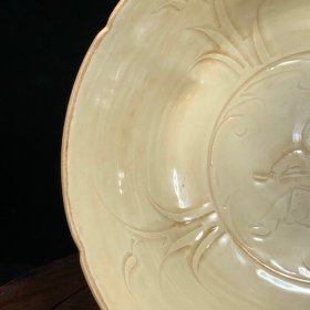 宋定窑刻童子纹葵口碗，高8直径18.5cm，