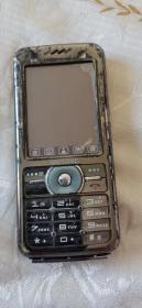 旧手机一部，UNITONE品牌，品相如图，不能正常使用了，可以作为收藏之用。