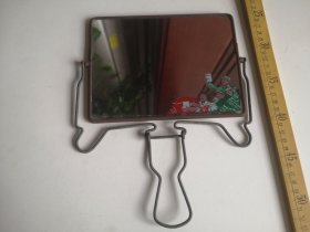 六七十年代的老镜子，背附早期年画一幅，内容应该是毛主席故居韶山