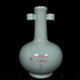 宋汝窑编号贯耳瓶，高19.5直径12.5cm