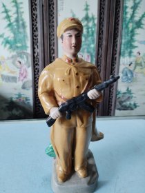 陶瓷雕塑解放军战士，时代特色明显，高约31厘米