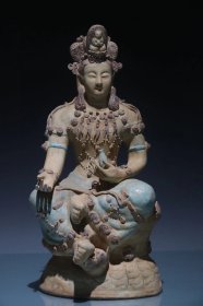 陶瓷佛像，做工精致考究，工艺复杂精湛，造型美观独特，保存完好，底宽25厘米，高55厘米