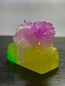 高冰高荧光翡翠多彩印章，选料上乘，冰透水润，立体雕刻，成色漂亮，油润包浆，摆放端正大气，完整全品。Y25